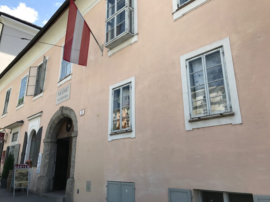 Fachada da casa onde viveu Mozart em Salzburg - Foto: Gleison Salin/Cerveja e Gastronomia