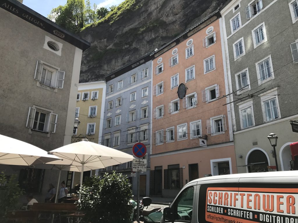Prédios de Salzburg têm as datas de construção e reforma no topo - Foto: Gleison Salin/Cerveja e Gastronomia 