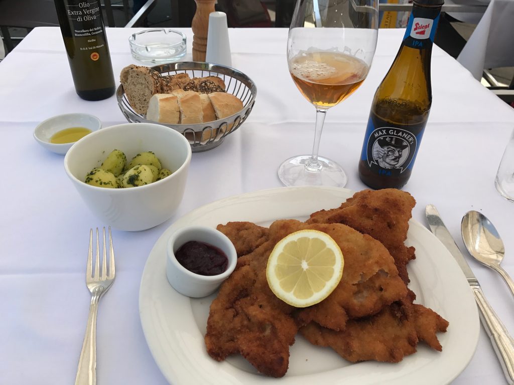 Clássico prato da região, o Schnitzel está harmonizado com uma India Pale Ale produzida na Áustria - Foto: Gleison Salin/Cerveja e Gastronomia