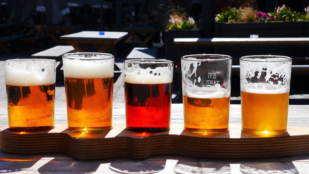 Diferentes copos para cerveja - Foto: PeterKraayvanger/Pixabay