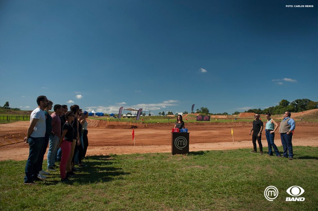 Pista de motocross usada como cenário da primeira prova deste episódio do Masterchef Brasil - Foto: Carlos Reinis/Band