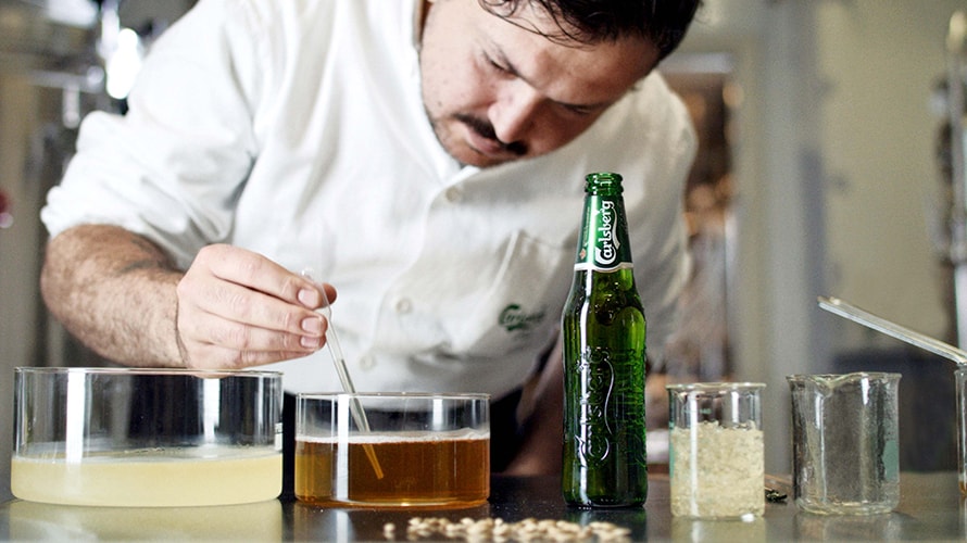Chef Umut Sakarya cria caviar de cerveja com os cervejeiros da Carlsberg - Foto: Reprodução Carlsberg