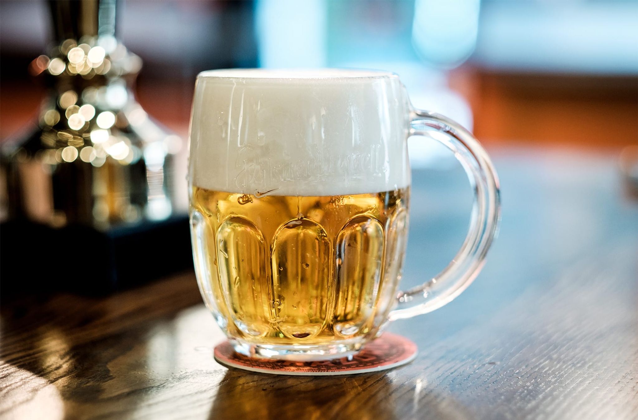 Pilsen é uma cerveja dourada, cristalina e com espuma branca - Foto: Reprodução/Pilsner Urquell