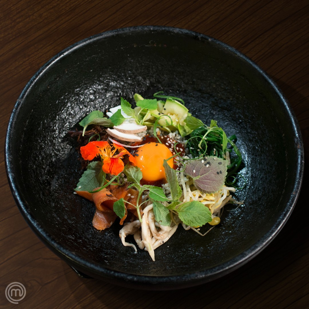 Chef Paulo Shin, especialista em gastronomia coreana, preparou uma receita de Dolsot Bibimbap para que os participantes fizessem a reprodução do prato - Foto: Carlos Reinis/Band/Masterchef