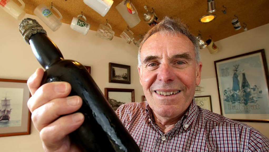 O mergulhador australiano Jim Anderson encontrou esta garrafa em um navio que afundou em 1868 - Foto: Mike Dugdale/Geelong Advertiser