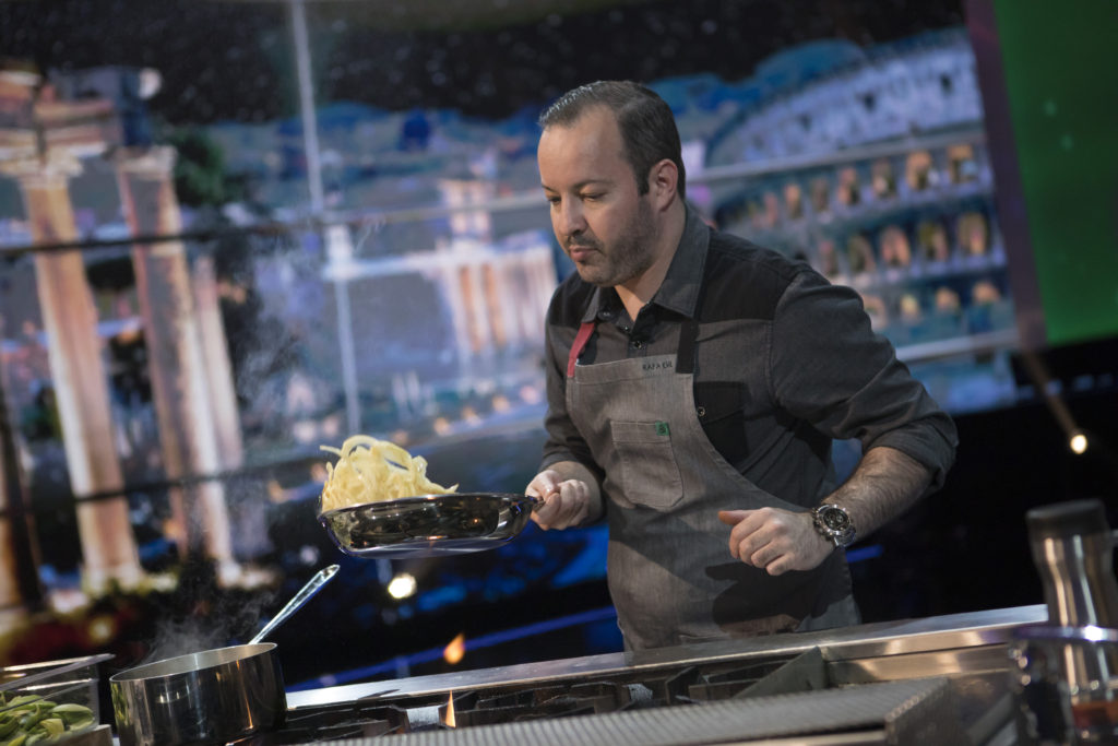 Único brasileiro na competição, o chef Rafa Gil participa do reality The Final Table - Que vença o melhor, na Netflix - Foto: Adam Rose/Divulgação/Netflix