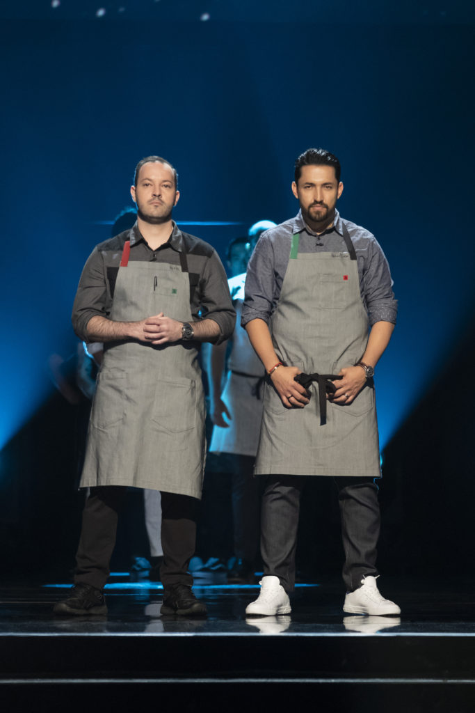 A dupla formada pelo chef brasileiro Rafa Gil e pelo chef mexicano Esdras Ochoa - Foto: Adam Rose/Divulgação/Netflix