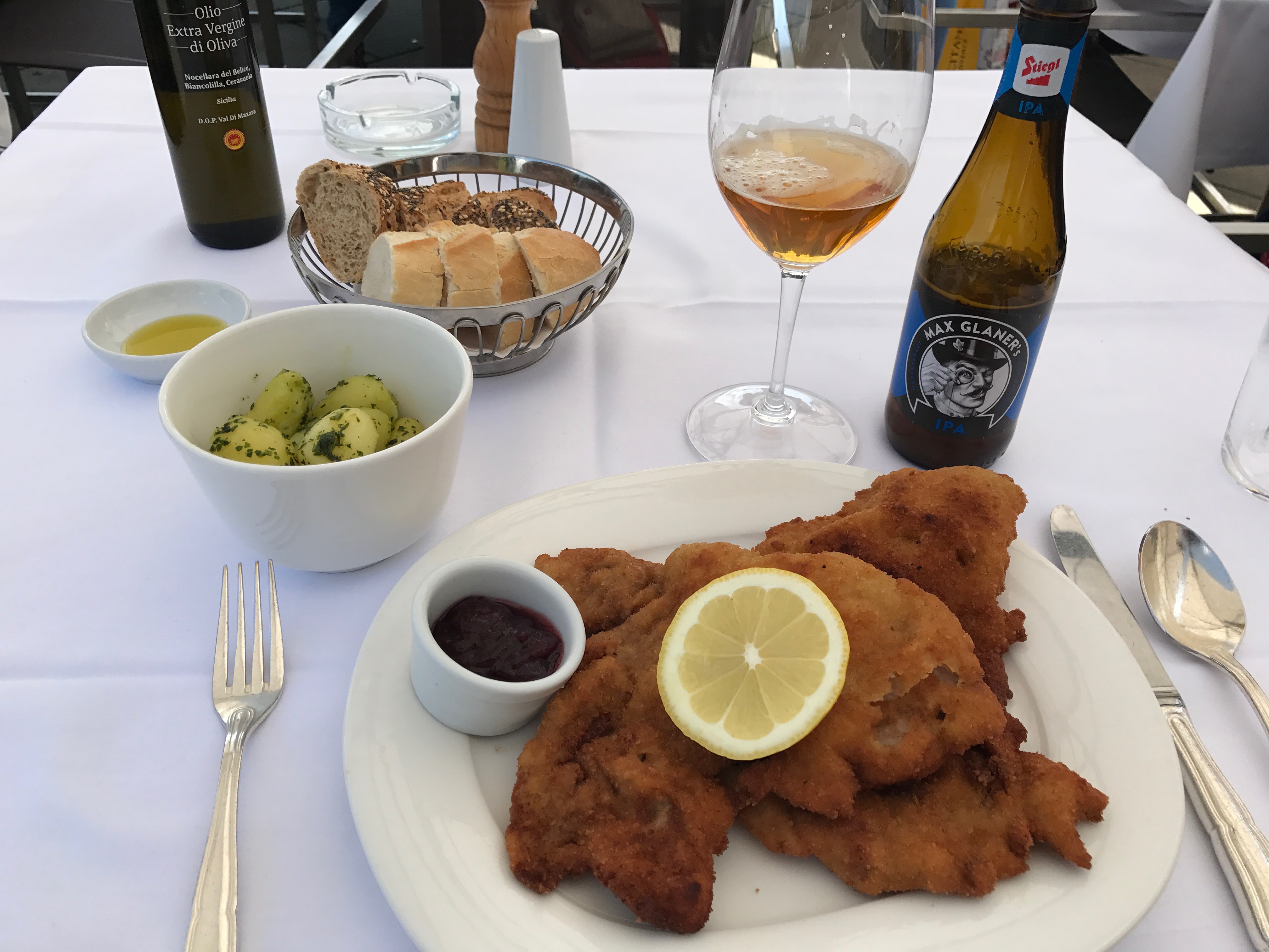 Clássico prato da região, o Schnitzel está harmonizado com uma India Pale Ale produzida na Áustria - Foto: Gleison Barreto/Cerveja e Gastronomia