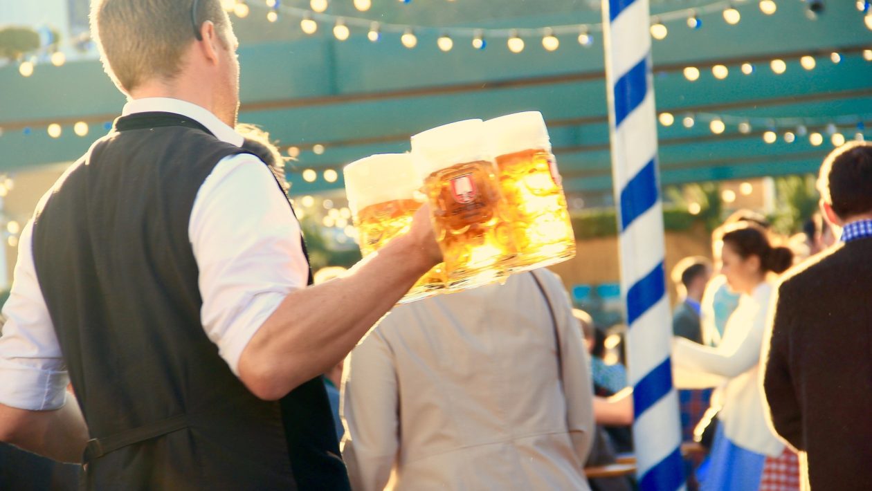 Oktoberfest é a principal festa da cerveja em Munique, na Alemanha, mas tem versões espalhadas pelo Brasil - Foto: Motointermedia/Pixabay