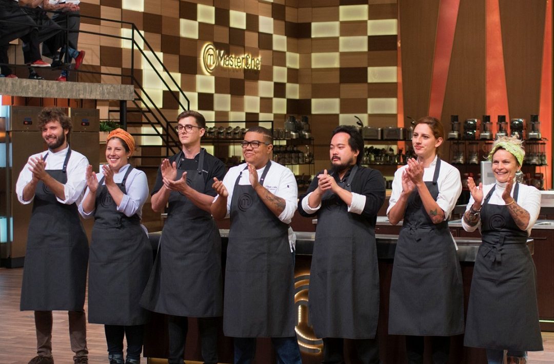 Sete chefs, que foram eliminados nos episódios anteriores, disputaram uma vaga na repescagem - Foto: Carlos Reinis/Band/Masterchef