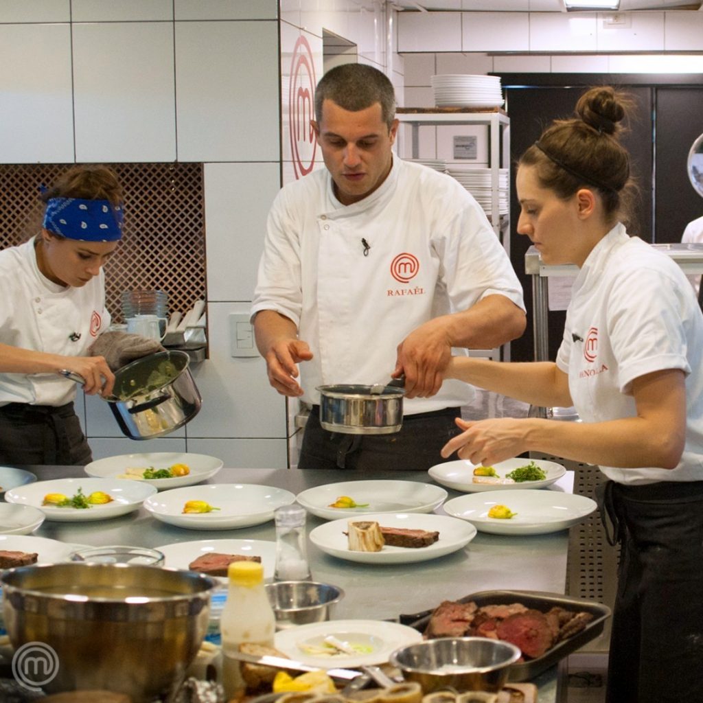 Em grupo, os 4 finalistas tiveram que fazer 2 cardápios no restaurante Le Bife, do chef Erick Jacquin - Foto: Carlos Reinis/Band/Masterchef