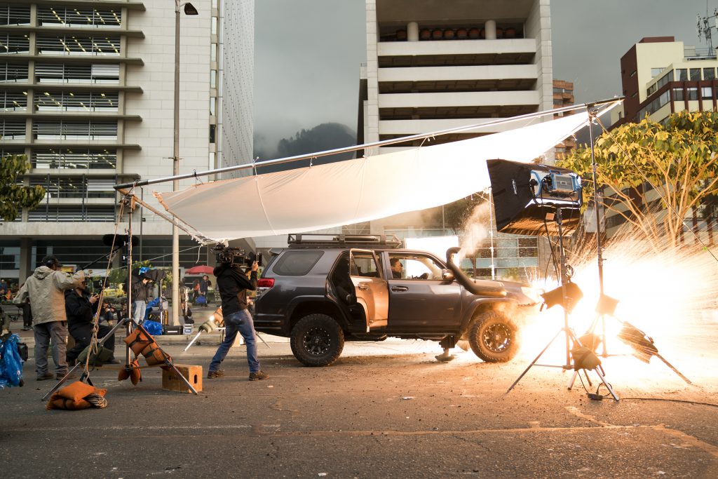 Bastidores da gravação de uma cena de explosão de veículos do filme 22 Milhas, dirigido por Peter Berg – Foto: Divulgação/Diamond Films/STXfilms