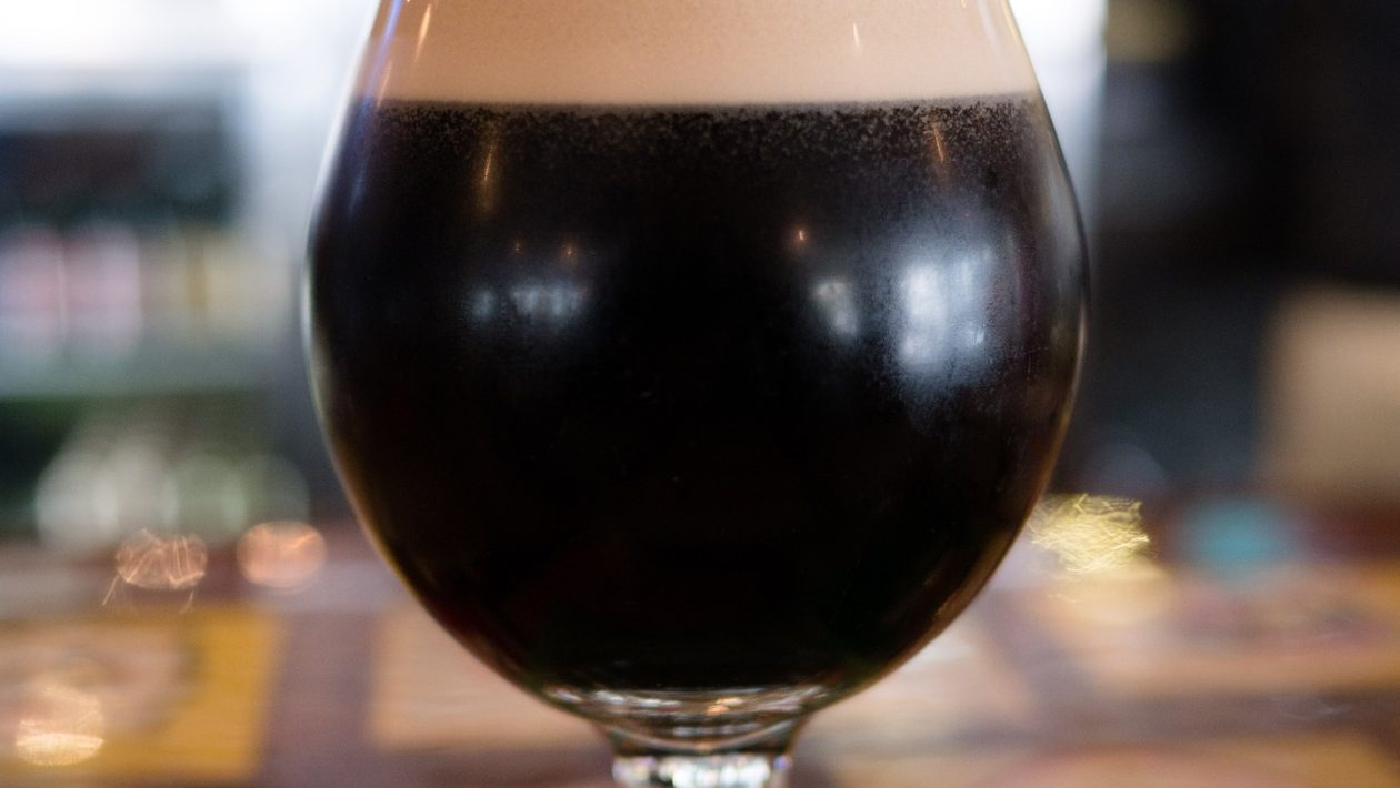 Contraste entre a cor da bebida e da espuma são características da cerveja de estilo Stout - Foto: StockSnap/Pixabay