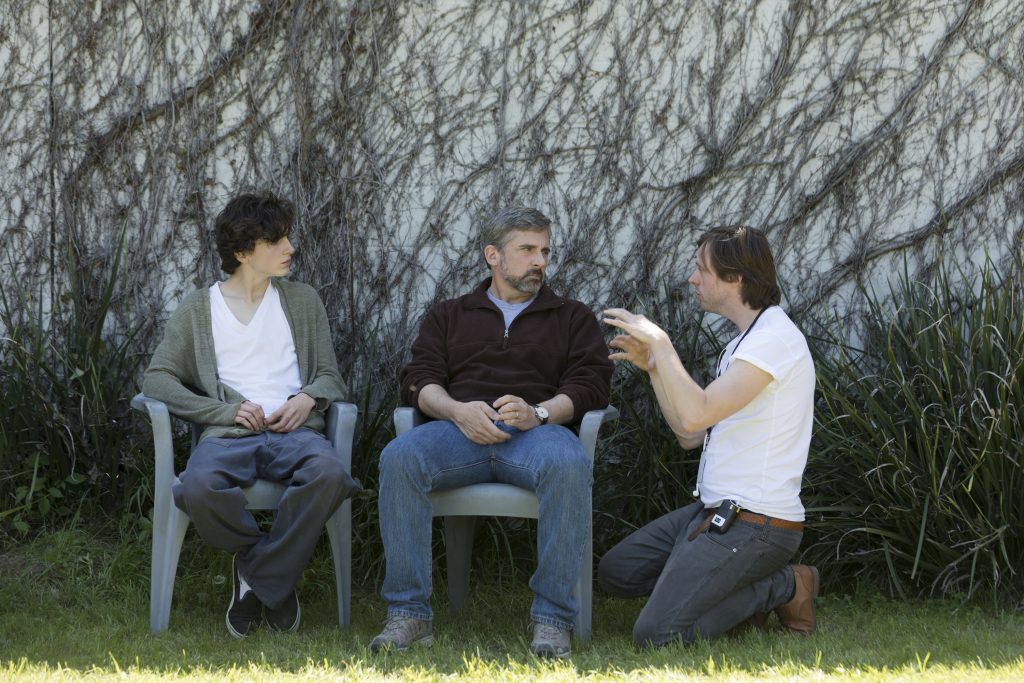 O diretor Felix Van Groeningen conversa com os atores antes da cena de "Querido Menino" - Foto: Divulgação/Diamond Films Brasil