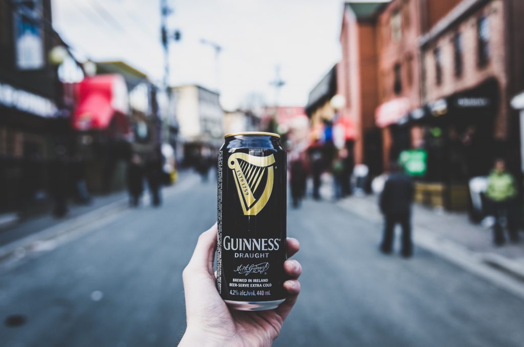 Lata de Guinness tem uma bolinha de nitrogênio - Foto: Zach Meaney/Unsplash