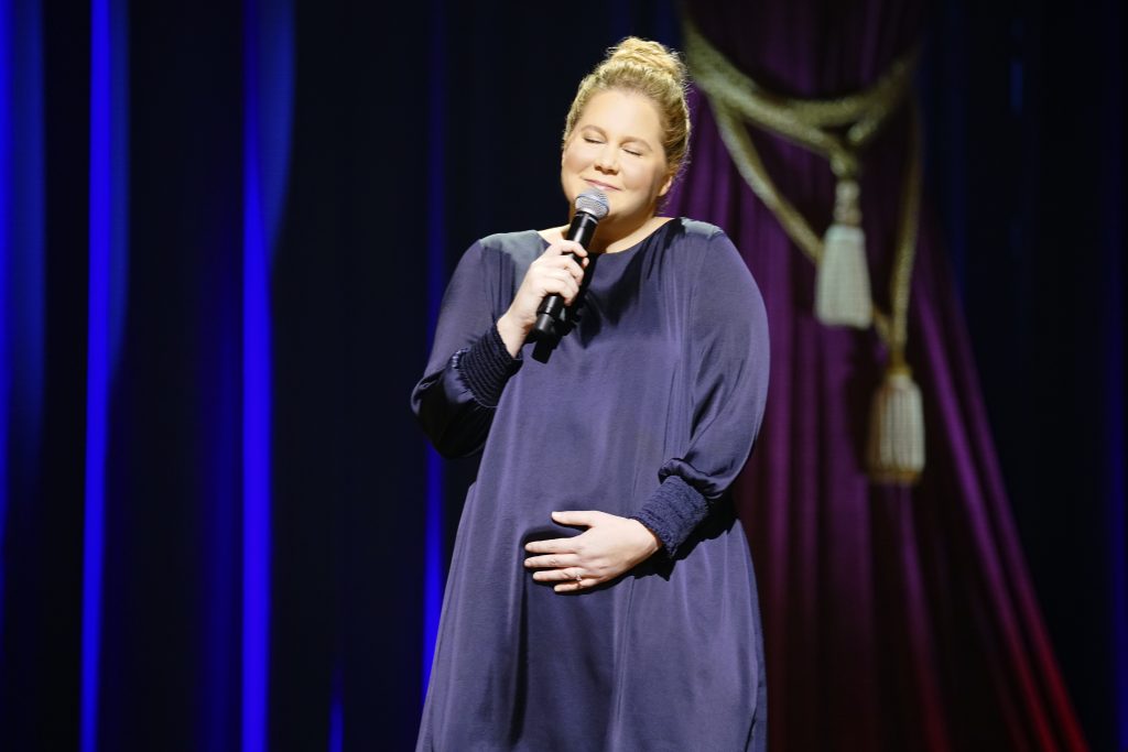 A comediante Amy Schumer volta em um especial de comédia. Ela fala da gravidez, de sexo e de política - Foto: Elizabeth Sisson/Netflix