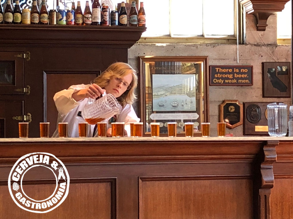 Antes de começar a visita pela cervejaria, os funcionários preparam um brinde de boas-vindas com a Steam Beer, a cerveja mais famosa deles - Foto: Gleison Barreto Salin/Cerveja & Gastronomia