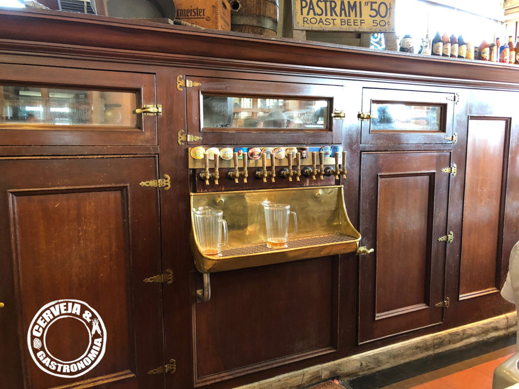 Móveis antigos dão um charme no Tap Room da Anchor Brewing - Foto: Gleison Barreto Salin/Cerveja & Gastronomia