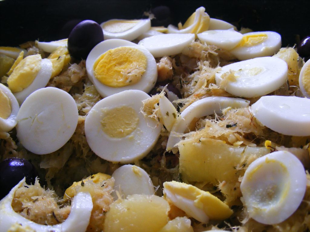 Bacalhoada tradicional portuguesa com azeitonas pretas e ovos - Foto: Lou Haach/Flickr