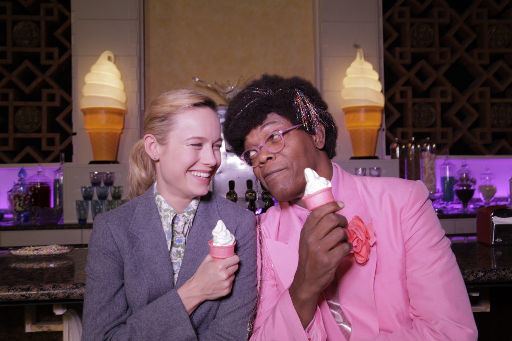 Brie Larson e Samuel L. Jackson se divertem durante as gravações de "Loja de Unicórnios" - Foto: Divulgação/Netflix