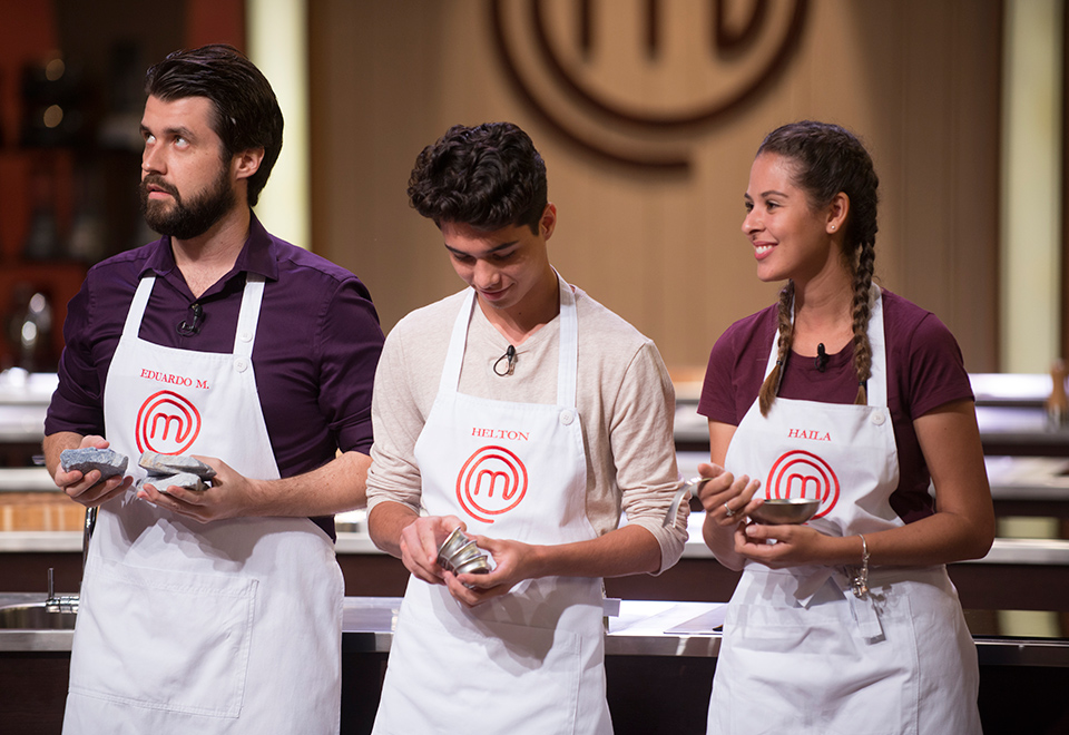 Participantes recebem de Juliana itens para servir os pratos - Foto: Carlos Reinis/Band/Masterchef