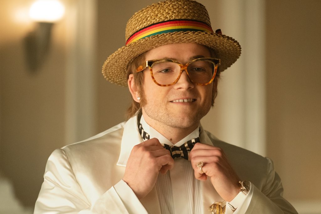 Elton John é interpretado pelo ator Taron Egerton - Foto: Divulgação/Paramount Pictures Brasil
