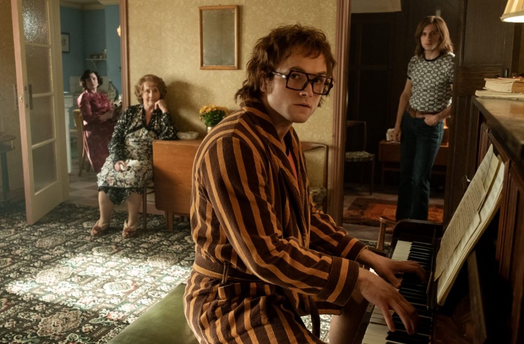 Elton sempre teve muita facilidade em compor músicas e isso aparece no filme em diversos momentos - Foto: Divulgação/Paramount Pictures Brasil