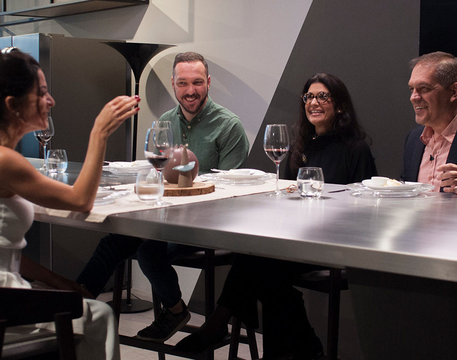 Participantes cozinharam para três dos maiores críticos gastronômicos do país - Foto: Carlos Reinis/Band/Masterchef