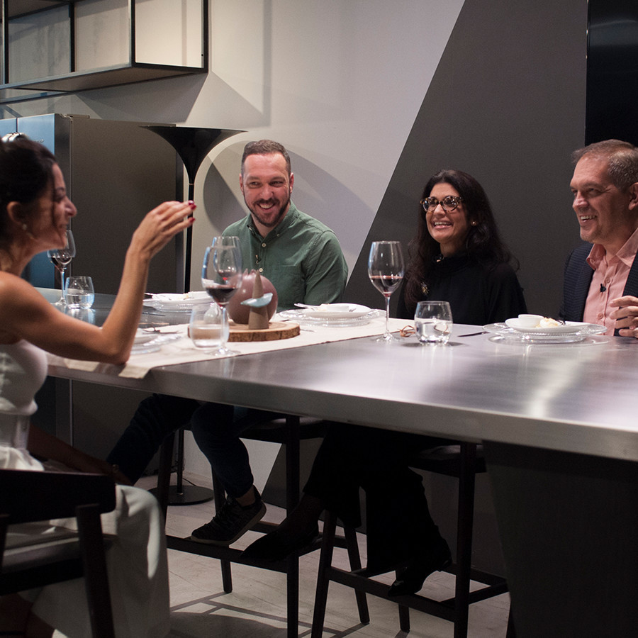 Participantes cozinharam para três dos maiores críticos gastronômicos do país - Foto: Carlos Reinis/Band/Masterchef