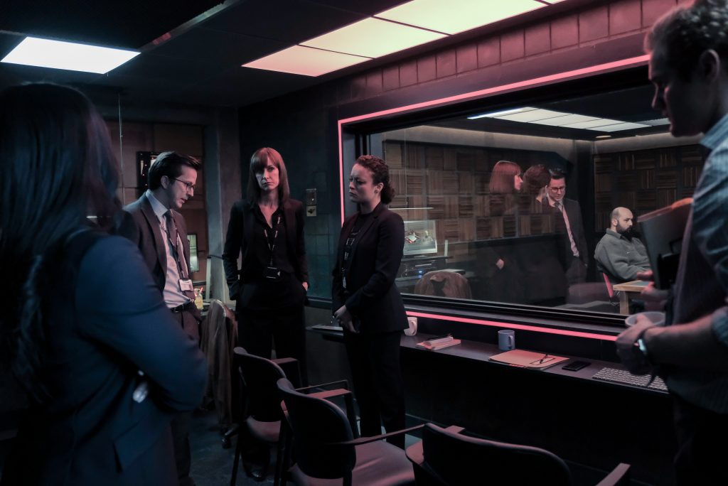 O que acontece por trás do espelho em uma sala de interrogatório é mostrado em Criminal, série da Netflix - Foto: Divulgação/Netflix