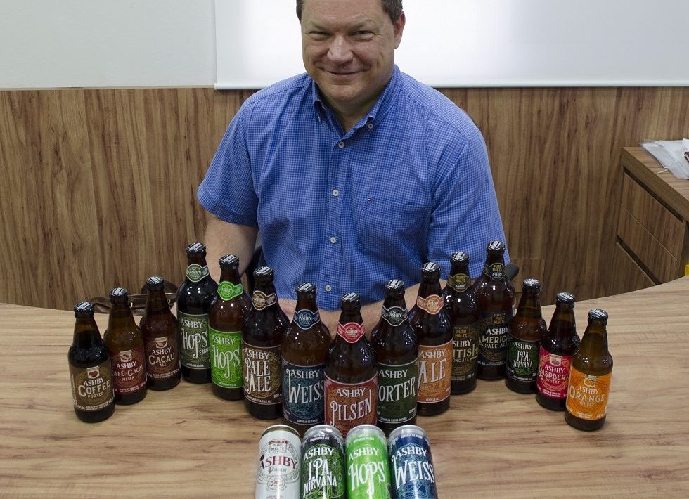 Scott Ashby e as cervejas produzidas por ele - Foto: Divulgaçao/Cervejaria Ashby