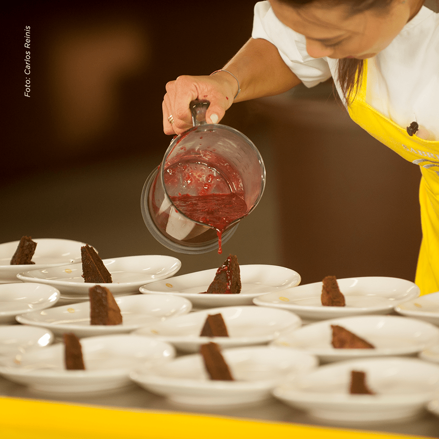 Sobremesa vencedora foi um Brownie com calda de frutas vermelhas - Foto: Carlos Reinis/Band/Masterchef