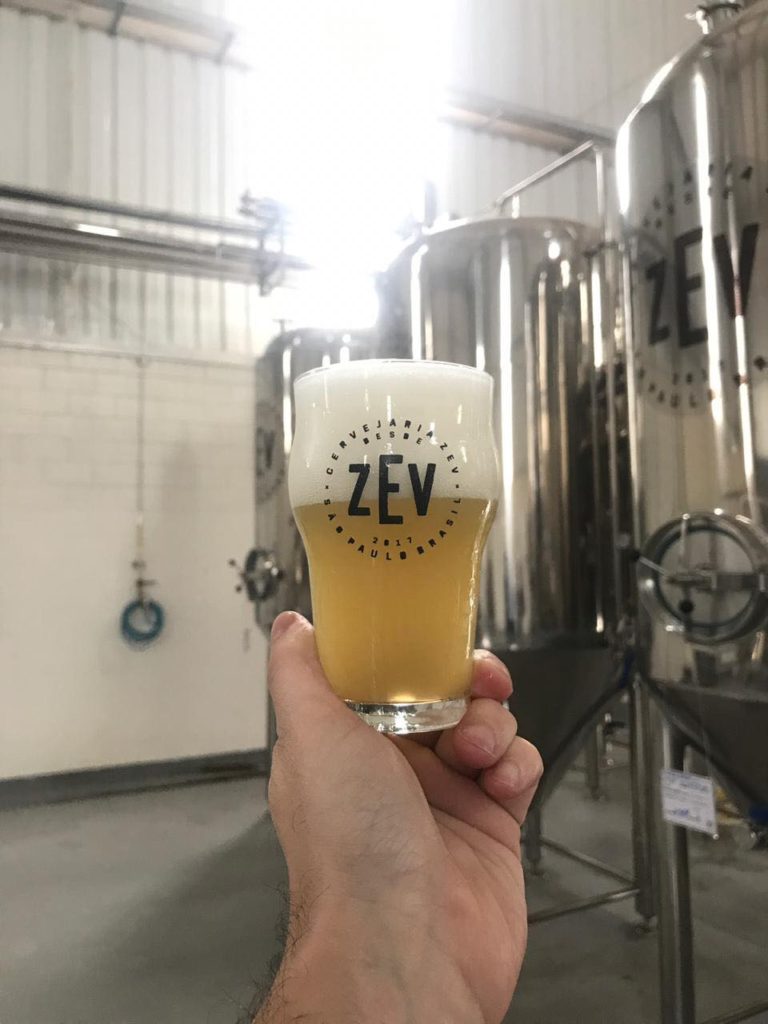 Um dos lançamentos da ZEV é uma cerveja do estilo Berliner Weisse com Kiwi - Foto: Divulgação/Cervejaria ZEV