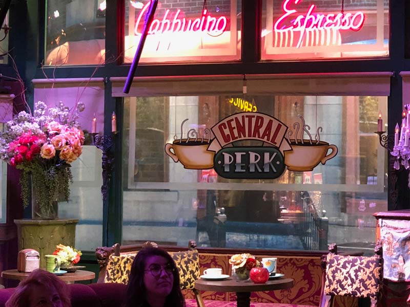 No passeio pelo estúdio da Warner Bros, onde Friends foi gravada, há uma reprodução do cenário do Central Perk, a cafeteria do seriado - Foto: Gleison Barreto Salin/Cerveja & Gastronomia