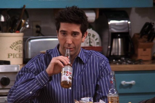 Ross bebe uma long neck da cerveja Sol na 10ª temporada - Foto: Reprodução/Friends/NBC Universal