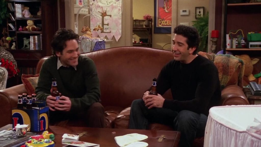 Ross e Mike conversam sobre cerveja em um dos episódios de Friends - Foto: Reprodução/Friends/NBC Universal