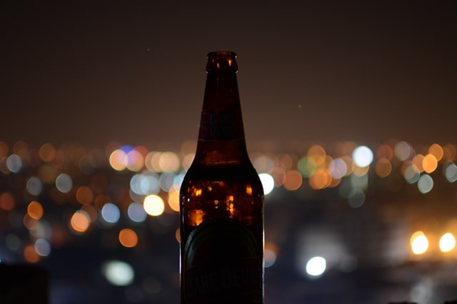 Veja os estilos de cerveja q podem trazer um diferencial para o seu fim de ano - Foto: Eeshan Garg/Unsplash
