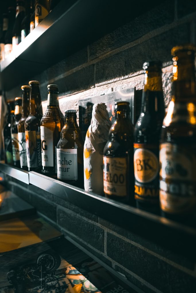 Algumas cervejas ganham sabor e aromas quando são guardadas por muito tempo - Foto: Andrea Mininni/Unsplash