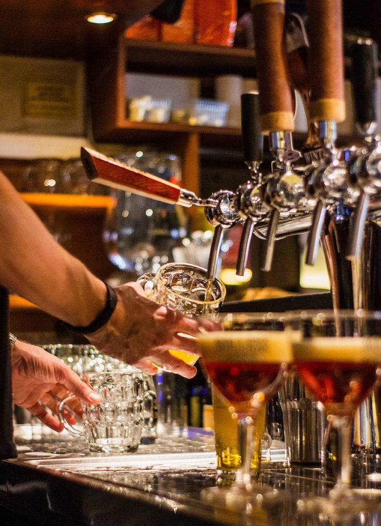 Quem nunca ficou perdido com tantas opções de cerveja em bares e restaurantes? - Foto: Louis Hansel/Unsplash