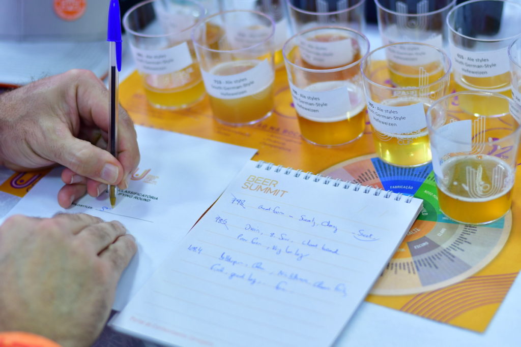 Avaliação dos jurados é feita a partir das amostras enviadas pelas cervejarias - Foto: Divulgação/RJ Vídeo