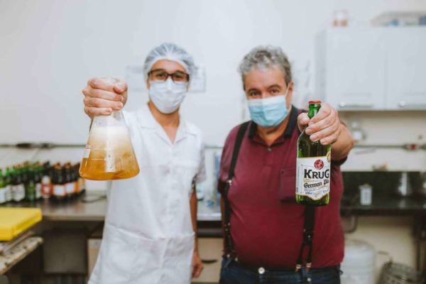 Engenheiro de Alimentos e Mestre Cervejeiro da Krug Bier usam metodologia da NASA para garantir qualidade da cerveja - Foto: Divulgação/Krug Bier