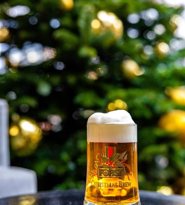 Tem sempre uma boa cerveja para acompanhar os pratos natalinos - Foto: Alessio Zaccaria/Unsplash