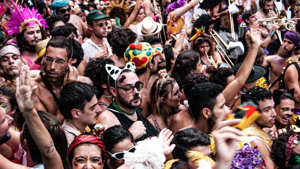 Fotos como essa do carnaval trazem gatilho para você? Veja nas dicas como curtir o carnaval com cervejas diferentes em casa - Foto: Ferran Feixas/Unsplash